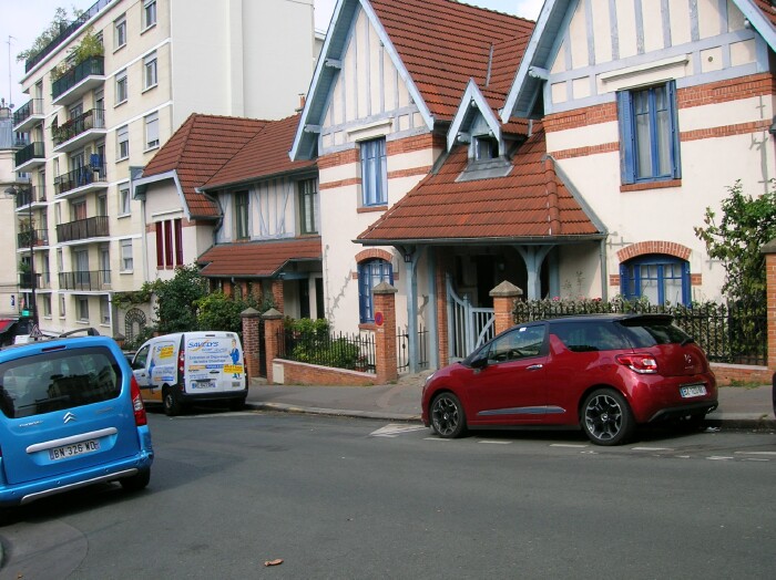  Entre de la petite Alsace, au 10 rue Daviel, la butte aux cailles