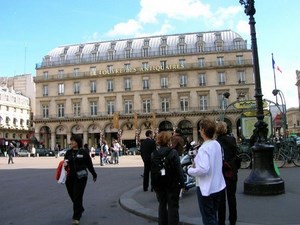 Louvre des Antiquaires paris